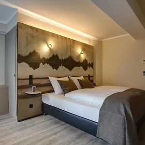 https://cristall.topcolognehotels.com